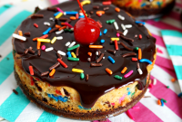 Mini Banana Split Cheesecakes: Creamy Individual Dessert Recipe