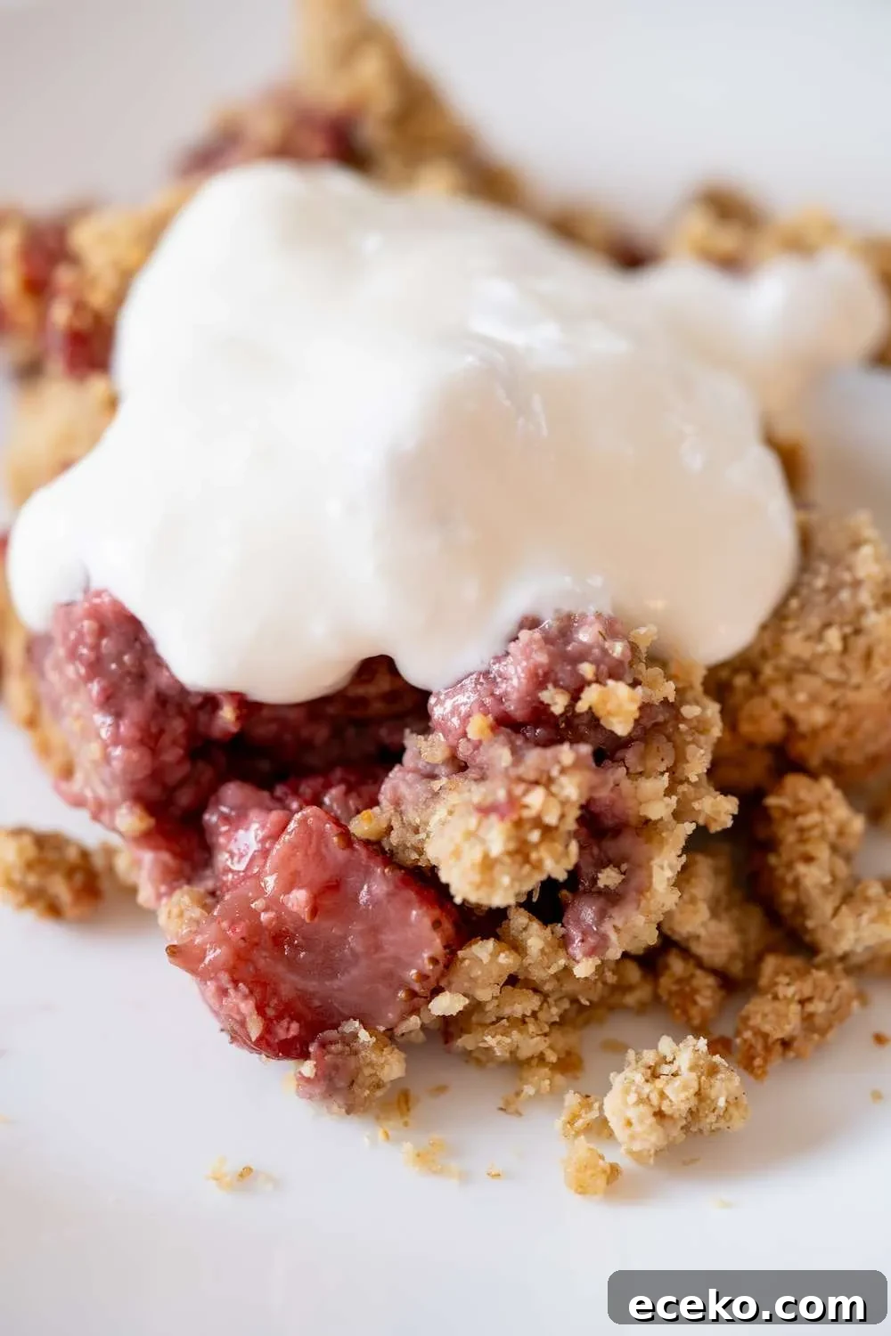 Strawberry Oatmeal Crumble Recipe with Fresh Berries 3 This is the best dessert recipe to make with fresh strawberries! Use nuts, oats and fresh fruit to make this delicious, flourless, gluten-free healthy oatmeal strawberry crumble.