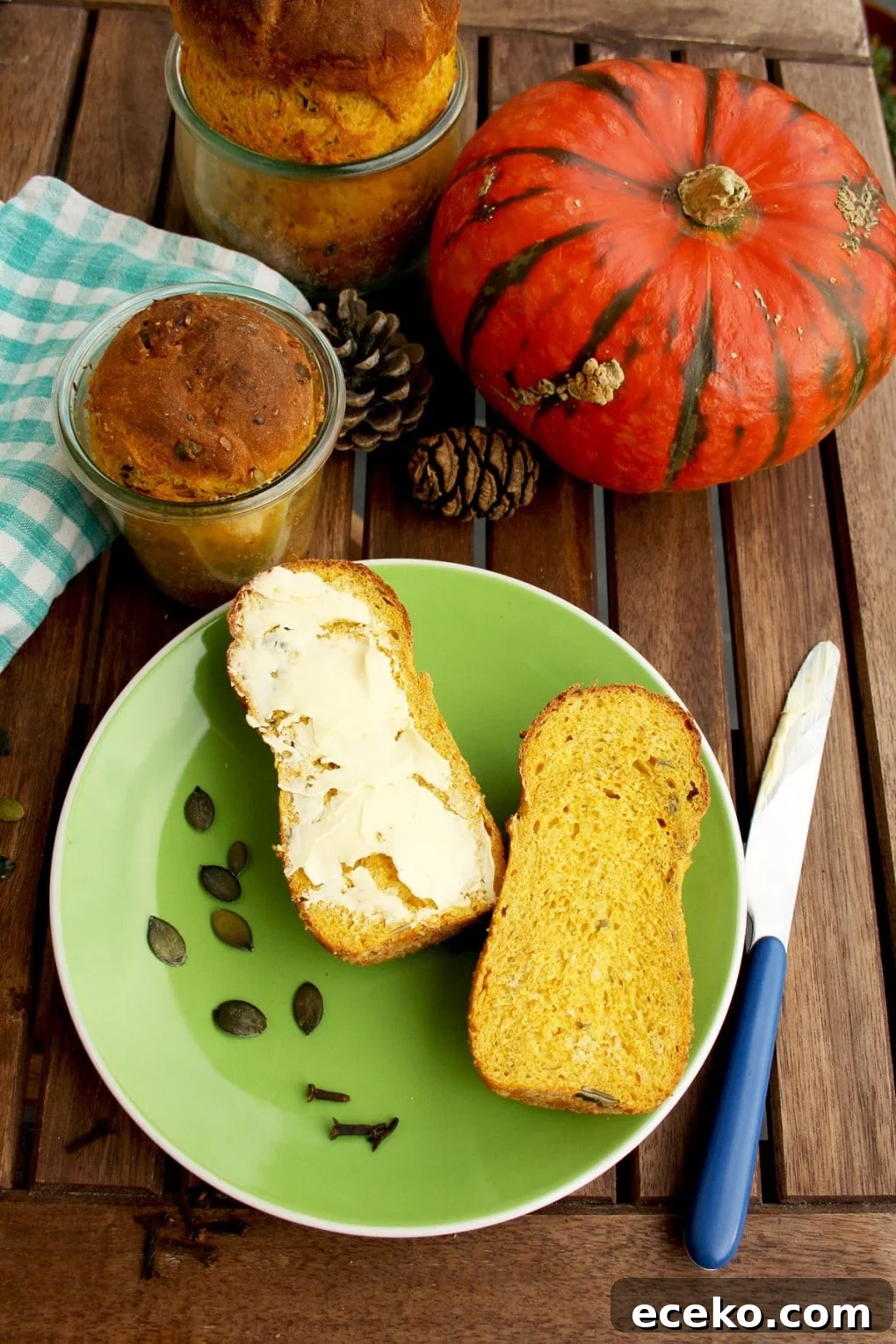 Pumpkin Yeast Bread in a Jar: easy and aromatic pumpkin bread that can be preserved for later. Great homemade gift idea for holidays for your loved ones!