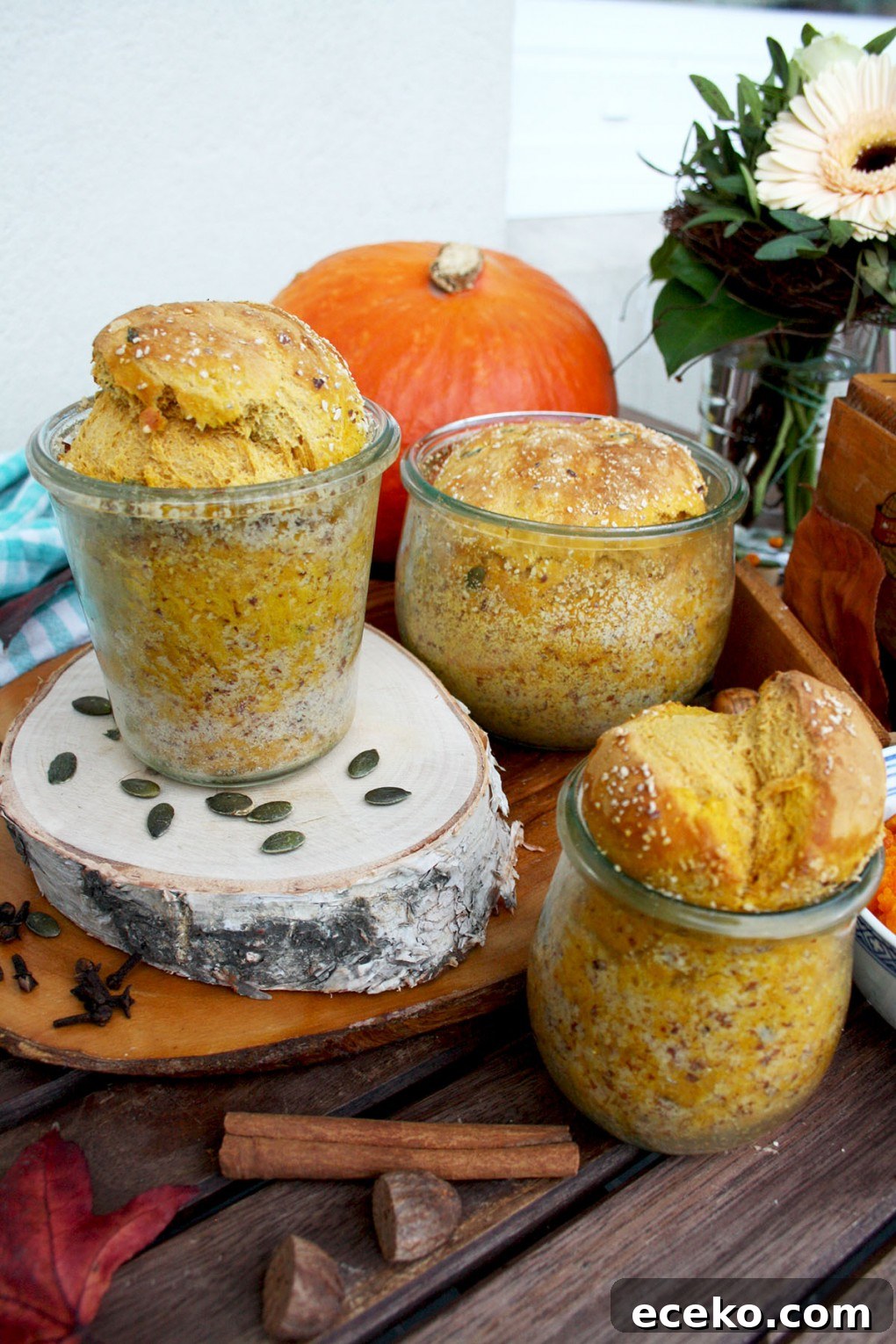 Pumpkin Yeast Bread in a Jar: easy and aromatic pumpkin bread that can be preserved for later. Great homemade gift idea for holidays for your loved ones!