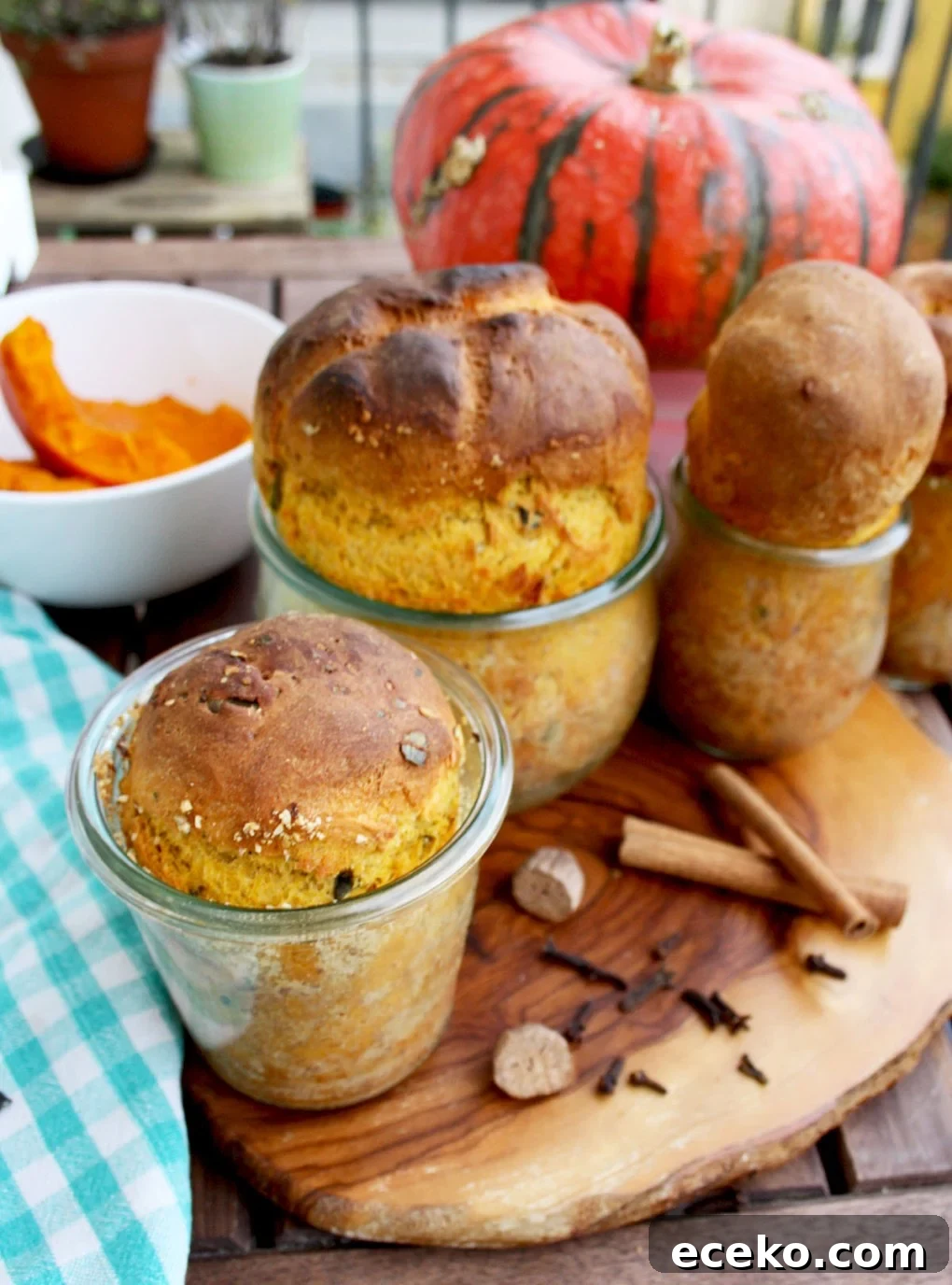 Pumpkin Yeast Bread in a Jar: easy and aromatic pumpkin bread that can be preserved for later. Great homemade gift idea for holidays for your loved ones!