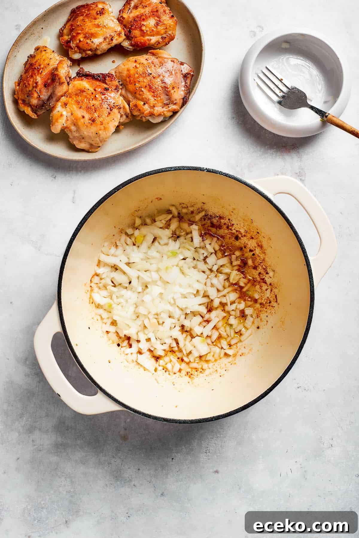 Cook the onion and garlic until fragrant. Garlic and onion are added to a pot.