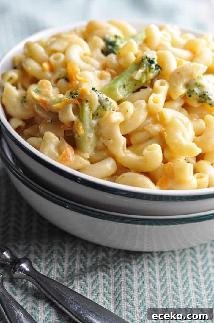 Panera bread copycat macaroni and cheese with broccoli in bowl